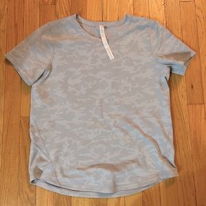 Lululemon Long Distance Short Sleeve Camo Silver, Size 8, Pre-Owned